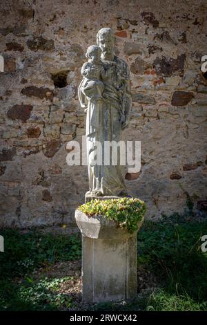 Hunawihr, Francia - 09 04 2023: Vigneto alsaziano. Vista di una statua nel giardino della chiesa mista di Saint-Jacques-le-Majeur Foto Stock