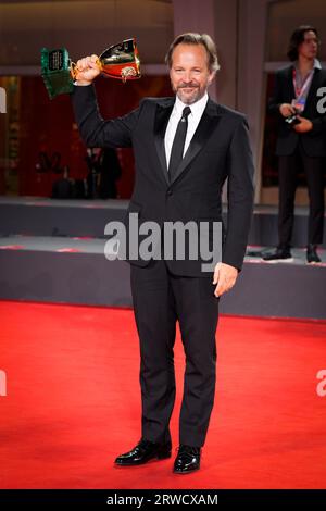 Venezia, Italia. 18 settembre 2023. Peter Sarsgaard posa con il premio miglior attore per "memoria" alla fotocall del vincitore alla 80° Mostra Internazionale d'Arte cinematografica di Venezia (foto di Daniele Cifala/NurPhoto) credito: NurPhoto SRL/Alamy Live News Foto Stock