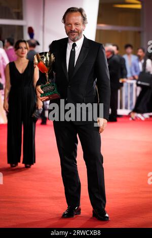 Venezia, Italia. 18 settembre 2023. Peter Sarsgaard posa con il premio miglior attore per "memoria" alla fotocall del vincitore alla 80° Mostra Internazionale d'Arte cinematografica di Venezia (foto di Daniele Cifala/NurPhoto) credito: NurPhoto SRL/Alamy Live News Foto Stock