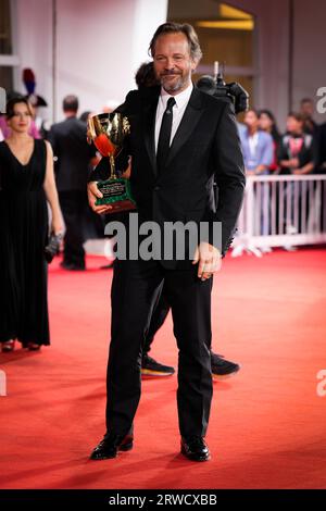 Venezia, Italia. 18 settembre 2023. Peter Sarsgaard posa con il premio miglior attore per "memoria" alla fotocall del vincitore alla 80° Mostra Internazionale d'Arte cinematografica di Venezia (foto di Daniele Cifala/NurPhoto) credito: NurPhoto SRL/Alamy Live News Foto Stock