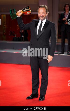 Venezia, Italia. 18 settembre 2023. Peter Sarsgaard posa con il premio miglior attore per "memoria" alla fotocall del vincitore alla 80° Mostra Internazionale d'Arte cinematografica di Venezia (foto di Daniele Cifala/NurPhoto) credito: NurPhoto SRL/Alamy Live News Foto Stock