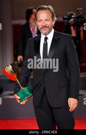 Venezia, Italia. 18 settembre 2023. Peter Sarsgaard posa con il premio miglior attore per "memoria" alla fotocall del vincitore alla 80° Mostra Internazionale d'Arte cinematografica di Venezia (foto di Daniele Cifala/NurPhoto) credito: NurPhoto SRL/Alamy Live News Foto Stock