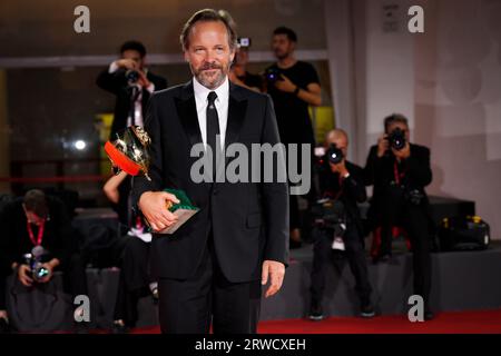 Venezia, Italia. 18 settembre 2023. Peter Sarsgaard posa con il premio miglior attore per "memoria" alla fotocall del vincitore alla 80° Mostra Internazionale d'Arte cinematografica di Venezia (foto di Daniele Cifala/NurPhoto) credito: NurPhoto SRL/Alamy Live News Foto Stock