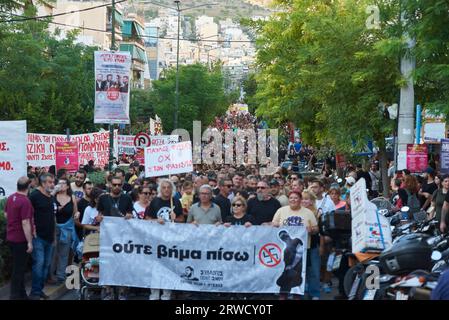 Atene, Grecia. 18 settembre 2023. I manifestanti tengono striscioni e cartelli e gridano slogan contro il fascismo. Segnando 10 anni da quando Pavlos fyssas è stato pugnalato a morte da un neonazista, membro dell'ormai inesistente Golden Dawn Party, migliaia di persone hanno marciato nei vicini di Nikaia e Keratsini, dove l'incidente ha avuto luogo il 18 settembre 2013. (Immagine di credito: © Nikolas Georgiou/ZUMA Press Wire) SOLO USO EDITORIALE! Non per USO commerciale! Crediti: ZUMA Press, Inc./Alamy Live News Foto Stock