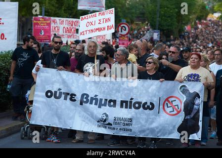 Atene, Grecia. 18 settembre 2023. I manifestanti tengono striscioni e cartelli e gridano slogan contro il fascismo. Segnando 10 anni da quando Pavlos fyssas è stato pugnalato a morte da un neonazista, membro dell'ormai inesistente Golden Dawn Party, migliaia di persone hanno marciato nei vicini di Nikaia e Keratsini, dove l'incidente ha avuto luogo il 18 settembre 2013. (Immagine di credito: © Nikolas Georgiou/ZUMA Press Wire) SOLO USO EDITORIALE! Non per USO commerciale! Crediti: ZUMA Press, Inc./Alamy Live News Foto Stock