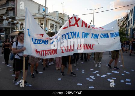 Atene, Grecia. 18 settembre 2023. I manifestanti tengono striscioni e cartelli e gridano slogan contro il fascismo. Segnando 10 anni da quando Pavlos fyssas è stato pugnalato a morte da un neonazista, membro dell'ormai inesistente Golden Dawn Party, migliaia di persone hanno marciato nei vicini di Nikaia e Keratsini, dove l'incidente ha avuto luogo il 18 settembre 2013. (Immagine di credito: © Nikolas Georgiou/ZUMA Press Wire) SOLO USO EDITORIALE! Non per USO commerciale! Crediti: ZUMA Press, Inc./Alamy Live News Foto Stock