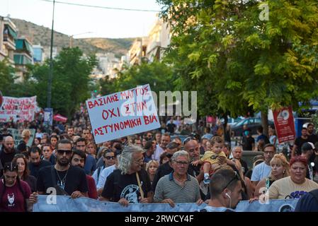 Atene, Grecia. 18 settembre 2023. I manifestanti tengono striscioni e cartelli e gridano slogan contro il fascismo. Segnando 10 anni da quando Pavlos fyssas è stato pugnalato a morte da un neonazista, membro dell'ormai inesistente Golden Dawn Party, migliaia di persone hanno marciato nei vicini di Nikaia e Keratsini, dove l'incidente ha avuto luogo il 18 settembre 2013. (Immagine di credito: © Nikolas Georgiou/ZUMA Press Wire) SOLO USO EDITORIALE! Non per USO commerciale! Crediti: ZUMA Press, Inc./Alamy Live News Foto Stock