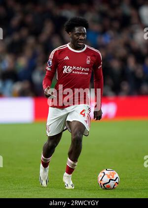 Ola Aina del Nottingham Forest durante la partita di Premier League al City Ground, Nottingham. Data immagine: Lunedì 18 settembre 2023. Foto Stock