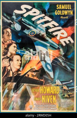 1943 WW2 Propaganda Movie Film poster 'Spitfire' con Leslie Howard e David Niven, poster stampato da Morgan Litho Group, Cleveland Ohio per Samuel Goldwyn RKO Productions 1942 The First of the Few (Spitfire) è un film biografico britannico del 1942 prodotto e diretto da Leslie Howard, che interpreta R. J. Mitchell, il progettista del Supermarine Spitfire. David Niven è co-protagonista come ufficiale della Royal Air Force e pilota collaudatore, un personaggio composito che rappresenta i piloti che hanno pilotato gli idrovolanti di Mitchell e testato lo Spitfire. Foto Stock