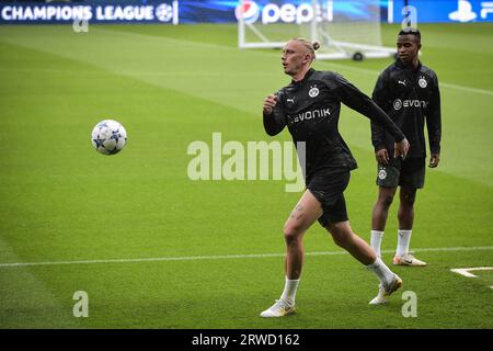 Parigi, Francia. 24 febbraio 2014. Marius Wolf (L) del Borussia Dortmund partecipa ad una sessione di allenamento alla vigilia della partita di Champions League tra Paris Saint-Germain e Borussia Dortmund allo stadio Parc des Princes di Parigi il 18 settembre 2023. Foto di Firas Abdullah/ABACAPRESS.COM credito: Abaca Press/Alamy Live News Foto Stock