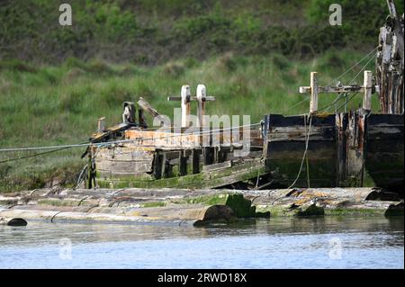 I resti di una vecchia barca a Saint Osyth, Essex Foto Stock