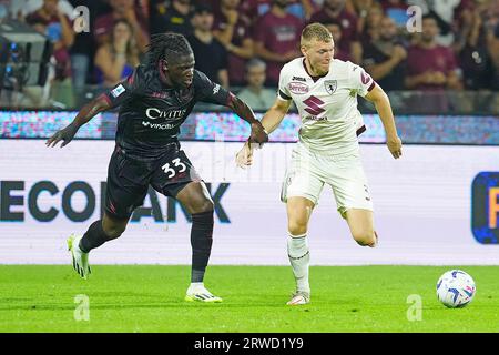 Salerno, Italia. 18 settembre 2023. Salerno, Italia, 18 settembre 2023: Loum Tchaouna (33 Salernitana) vies con Perr Schuurs (3 Torino) durante la partita di serie A tra US Salernitana 1919 e Torino FC allo Stadio Arechi il 28 settembre 2023 a Salerno (foto Mosca/SPP) credito: SPP Sport Press Photo. /Alamy Live News Foto Stock