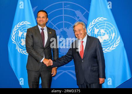 New York, USA. 18 settembre 2023. Il Segretario generale delle Nazioni Unite António Guterres (R) stringe la mano a Leo Varadkar, Taoiseach d'Irlanda, presso la sede delle Nazioni Unite. Crediti: Enrique Shore/Alamy Live News Foto Stock