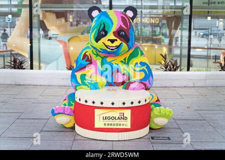 Panda gigante e colorato fatto di mattoni Lego che suonano un tamburo per promuovere Legoland all'Hong Kong Discovery Centre. Hong Kong - 30 agosto 2023 Foto Stock