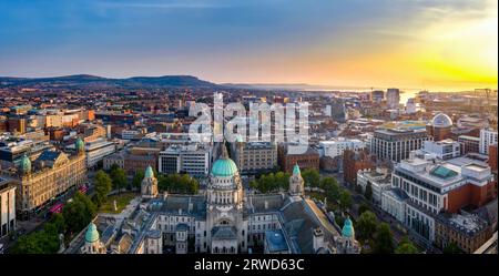 Alba estiva su Belfast City, Irlanda del Nord Foto Stock