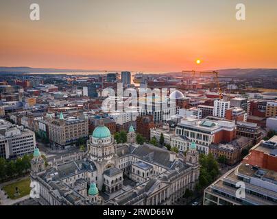 Alba estiva su Belfast City, Irlanda del Nord Foto Stock