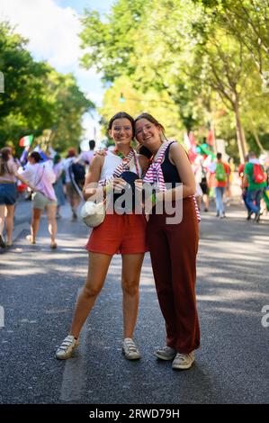 Pellegrini in cammino verso la Santa messa di apertura nel Parque Eduardo VII nel primo giorno delle Giornate Mondiali della Gioventù 2023 a Lisbona, Portogallo. Foto Stock