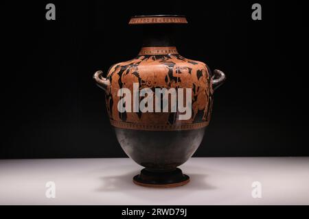 Istanbul, Turchia - 16 settembre 2023: Vaso di Hydria in terracotta greca nei musei archeologici di Istanbul. Risale al V-IV secolo, trovato a Rodi Foto Stock