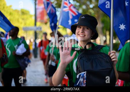 Pellegrini in cammino verso la Santa messa di apertura nel Parque Eduardo VII nel primo giorno delle Giornate Mondiali della Gioventù 2023 a Lisbona, Portogallo. Foto Stock