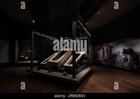 Istanbul, Turchia - 16 settembre 2023: Sarcofagi in mostra nei musei archeologici di Istanbul Foto Stock