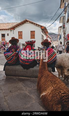 Donne non identificate per la strada di Cusco, in Perù. Foto Stock