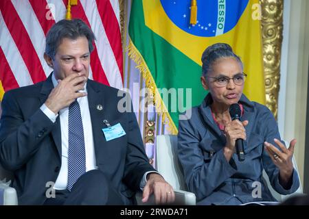 I ministri brasiliani Fernando Haddad da Fazenda e Marina Silva durante la prima edizione del Brasile in focus: Più verde e impegnata a favore dello sviluppo sostenibile, che affronta esempi di politiche pubbliche, opportunità commerciali e di investimento in Brasile nella transizione ecologica ed energetica, nella decarbonizzazione e nelle infrastrutture finalizzate alla crescita sostenibile. Promosso dalla Confederazione Nazionale dell'industria (CNI) e dalla Federazione delle industrie dello Stato di São Paolo (FIESP) alla Borsa di New York negli Stati Uniti questo lunedì 18 settembre 2023. Foto Stock