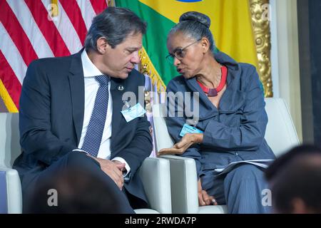 I ministri brasiliani Fernando Haddad da Fazenda e Marina Silva durante la prima edizione del Brasile in focus: Più verde e impegnata a favore dello sviluppo sostenibile, che affronta esempi di politiche pubbliche, opportunità commerciali e di investimento in Brasile nella transizione ecologica ed energetica, nella decarbonizzazione e nelle infrastrutture finalizzate alla crescita sostenibile. Promosso dalla Confederazione Nazionale dell'industria (CNI) e dalla Federazione delle industrie dello Stato di São Paolo (FIESP) alla Borsa di New York negli Stati Uniti questo lunedì 18 settembre 2023. Foto Stock