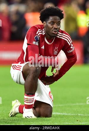 Nottingham, Regno Unito. 18 settembre 2023. Ola Aina (Nottingham Forrest) durante la partita di Premier League tra Nottingham Forest e Burnley al City Ground, Nottingham, Inghilterra, il 18 settembre 2023. Foto di Mark Dunn. Solo per uso editoriale, licenza necessaria per uso commerciale. Nessun utilizzo in scommesse, giochi o pubblicazioni di un singolo club/campionato/giocatore. Credito: UK Sports Pics Ltd/Alamy Live News Foto Stock