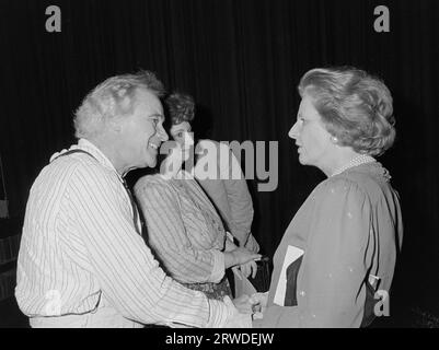 LONDRA, REGNO UNITO. 27 agosto 1986: Gli attori Jack Lemmon e Jodie Lynne McClintock incontrano il primo ministro Margaret Thatcher dietro le quinte al Theatre Royal Haymarket a seguito di una performance di Journey into Night di Long Day. Foto del file © Paul Smith/Featureflash Foto Stock