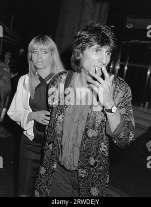 LONDRA, REGNO UNITO. c.1986: Il chitarrista dei Rolling Stones Ronnie Wood e la moglie Jo Wood lasciano una festa a Londra. Foto del file © Paul Smith/Featureflash Foto Stock