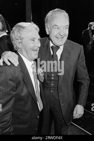 LONDRA, REGNO UNITO. 18 settembre 1986: Attori Ernie Wise (a sinistra) e Donald Sinden a una festa a Londra. Foto del file © Paul Smith/Featureflash Foto Stock