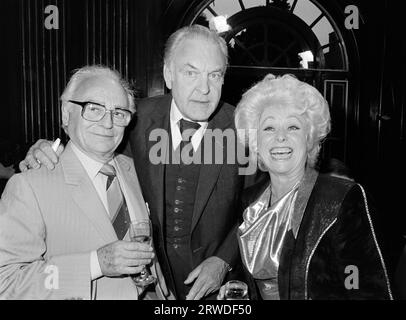 LONDRA, REGNO UNITO. 18 settembre 1986: Attori Kenneth Connor (a sinistra), Donald Sinden e Barbara Windsor ad una festa a Londra. Foto del file © Paul Smith/Featureflash Foto Stock