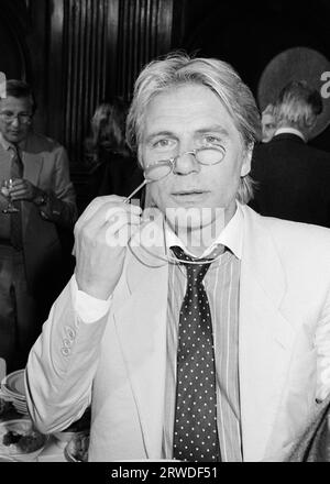 LONDRA, REGNO UNITO. 18 settembre 1986: L'attore e cantante Adam Faith ad una festa a Londra. Foto del file © Paul Smith/Featureflash Foto Stock