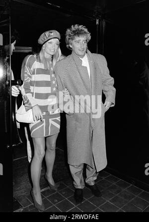 LONDRA, REGNO UNITO. 18 settembre 1986: Il cantante Rod Stewart e la modella Kelly Emberg ad una festa a Stringfellows a Londra. Foto del file © Paul Smith/Featureflash Foto Stock