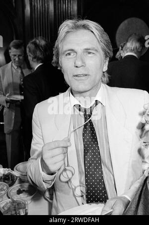 LONDRA, REGNO UNITO. 18 settembre 1986: L'attore e cantante Adam Faith ad una festa a Londra. Foto del file © Paul Smith/Featureflash Foto Stock