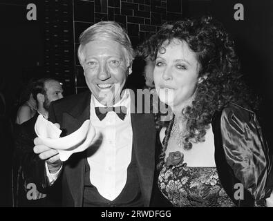 LONDRA, REGNO UNITO. 9 ottobre 1986: Il produttore Robert Stigwood e l'attrice Sarah Brightman alla festa di apertura di "The Phanthom of the Opera" a Londra. Foto del file © Paul Smith/Featureflash Foto Stock