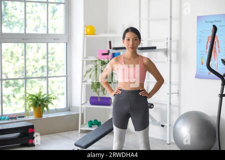 Terapista asiatica femminile in un centro di riabilitazione Foto Stock