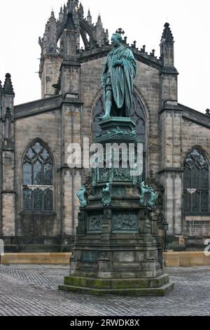 Statua di John Knox prima della facciata ovest di St. Cattedrale di Giles a Edimburgo. Foto Stock