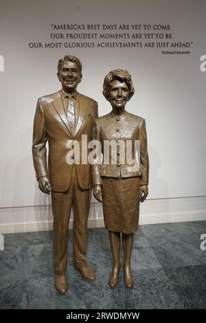 Statua di Ronald e Nancy Reagan presso la Ronald Reagan Presidential Library di Simi Valley, California Foto Stock