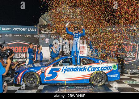 Darlington, South Carolina, USA. 3 settembre 2023. Kyle Larson (5), pilota della NASCAR Cup, festeggia la sua vittoria per il Cook Out Southern 500 al Darlington Raceway di Darlington SC. (Immagine di credito: © Logan T Arce Grindstone Media GR/ASP) SOLO USO EDITORIALE! Non per USO commerciale! Foto Stock