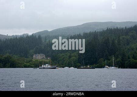 Loch Ness è un grande lago d'acqua dolce nelle Highlands scozzesi che si estende per circa 37 chilometri a sud-ovest di Inverness. Foto Stock