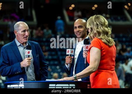 Brad Gilbert, James Blake e Rennae Stubbs, commentatori di tennis ESPN agli US Open Tennis Champipnships del 2023. Foto Stock