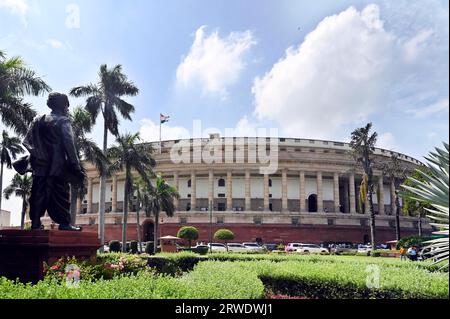 Nuova Delhi, India. 18 settembre 2023. NUOVA DELHI, INDIA - 18 SETTEMBRE: Le nuvole sorvolano l'edificio del Parlamento il primo giorno della sessione speciale del Parlamento, il 18 settembre 2023 a nuova Delhi, India. (Foto di Sanjeev Verma/Hindustan Times/Sipa USA) credito: SIPA USA/Alamy Live News Foto Stock