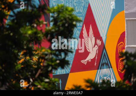 Graffiti murali colorati dipinti da Shepard Fairey, titolo Mosaic of Peace and Harmony. Chinatown. Singapore Foto Stock