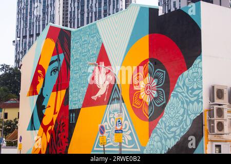 Graffiti murali colorati dipinti da Shepard Fairey, titolo Mosaic of Peace and Harmony. Chinatown. Singapore Foto Stock