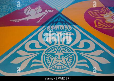 Graffiti murali colorati dipinti da Shepard Fairey, titolo Mosaic of Peace and Harmony. Chinatown. Singapore Foto Stock