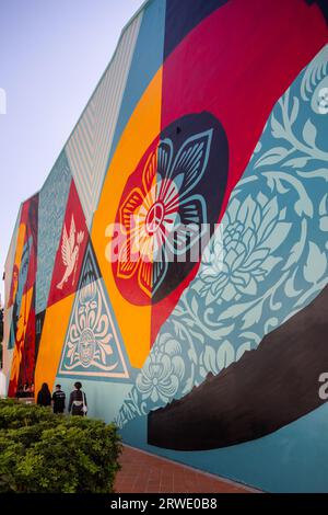 Graffiti murali colorati dipinti da Shepard Fairey, titolo Mosaic of Peace and Harmony. Chinatown. Singapore Foto Stock