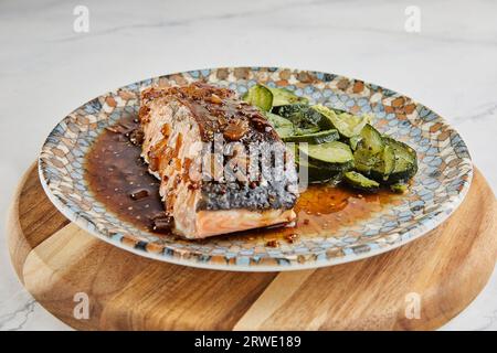 Pezzi di salmone glassati con birra e sciroppo d'acero Foto Stock