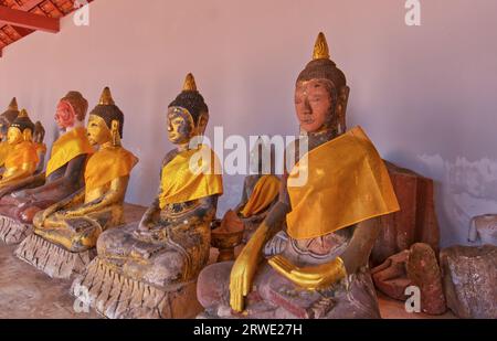 Surat Thani, Thailandia - 23 aprile 2023: Le statue meditate di Buddha antiche al Wat Phra Borommathat Chaiya o al tempio Phra Borommathat Chaiya Foto Stock