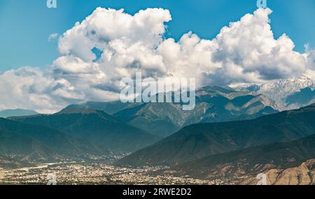 La vista panoramica della città di Sheki si trova ai piedi delle montagne del Caucaso Foto Stock